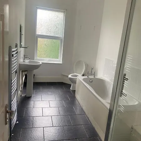 Spacious 4 Bedroom House Near Stokes Croft!! Central!!! * Бристоль