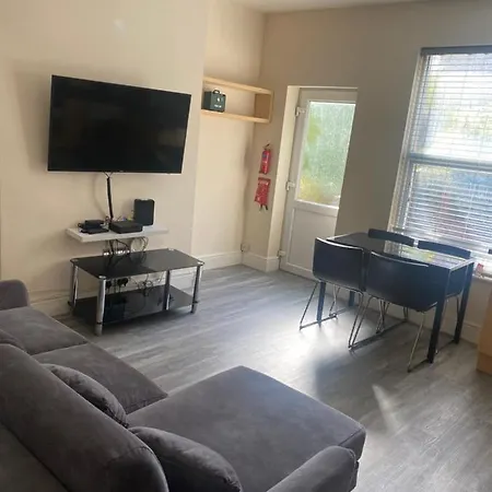 Spacious 4 Bedroom House Near Stokes Croft!! Central!!! Бристоль