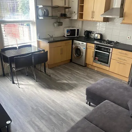 Spacious 4 Bedroom House Near Stokes Croft!! Central!!! Holiday home