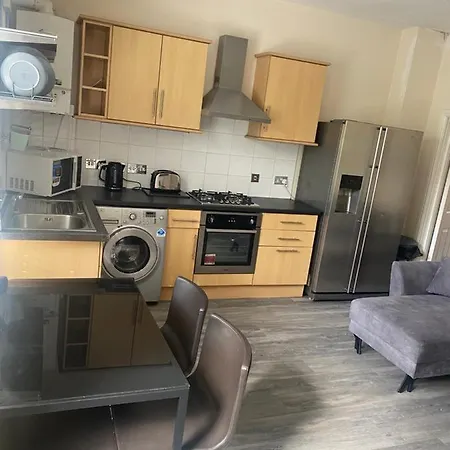 Будинок відпочинку Spacious 4 Bedroom House Near Stokes Croft!! Central!!!