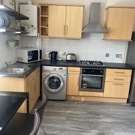 Spacious 4 Bedroom House Near Stokes Croft!! Central!!! *